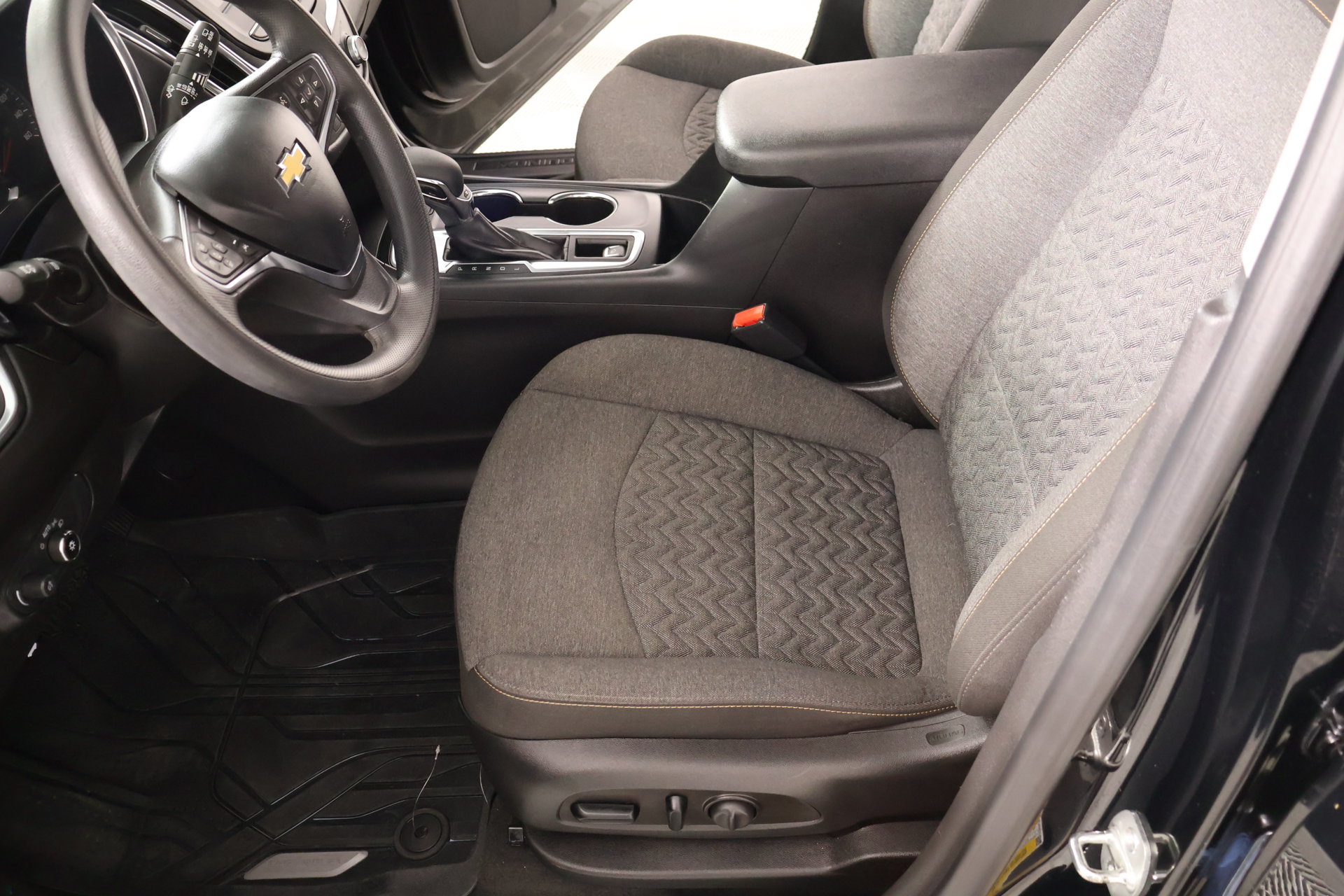 Used 2023 Chevrolet Equinox LT w/ LPO, Floor Liner Package FWD image 10