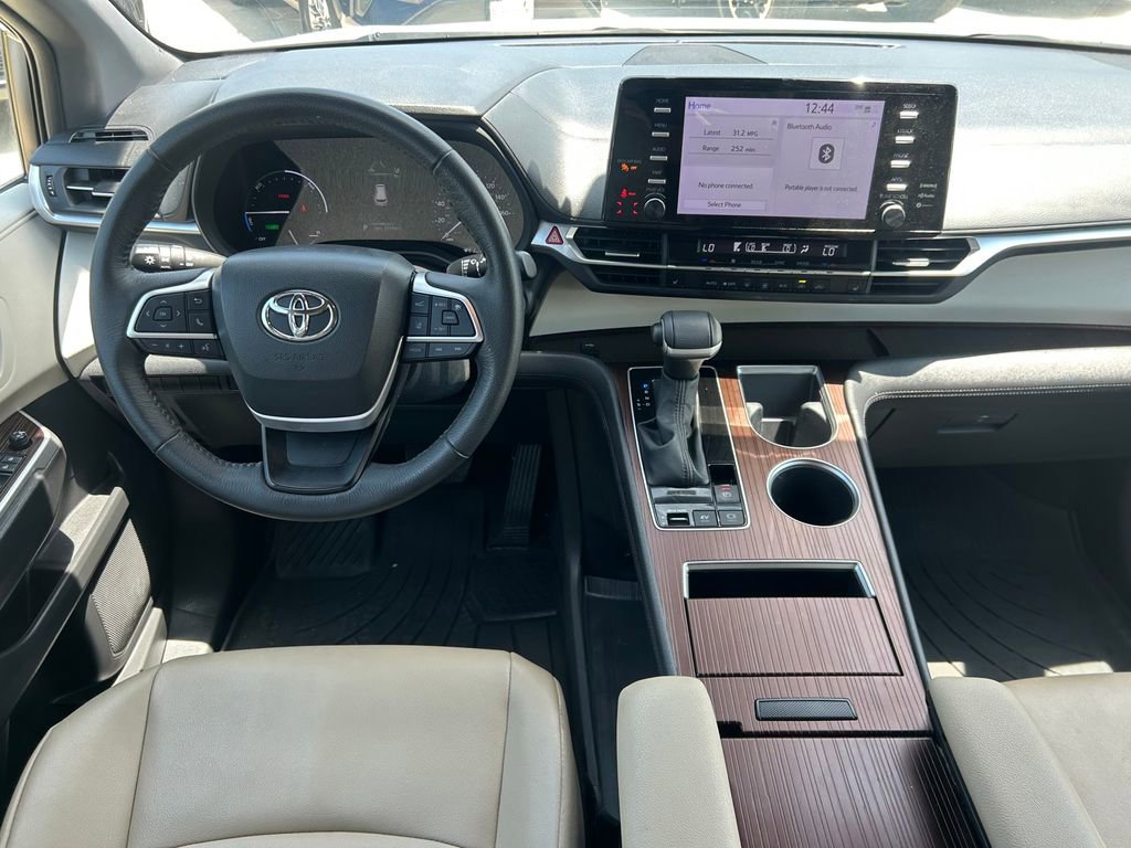 Used 2023 Toyota Sienna XLE FWD image 17