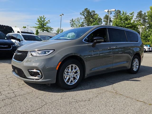 New 2025 Chrysler Pacifica Select image 3