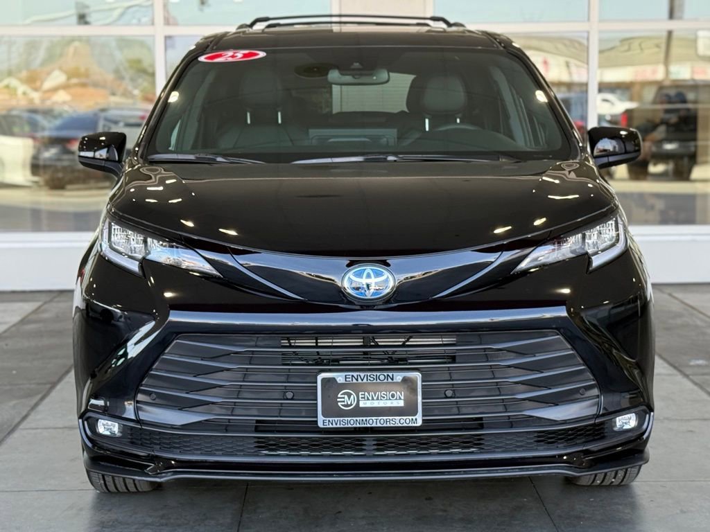 Certified 2025 Toyota Sienna XLE Woodland Edition image 5