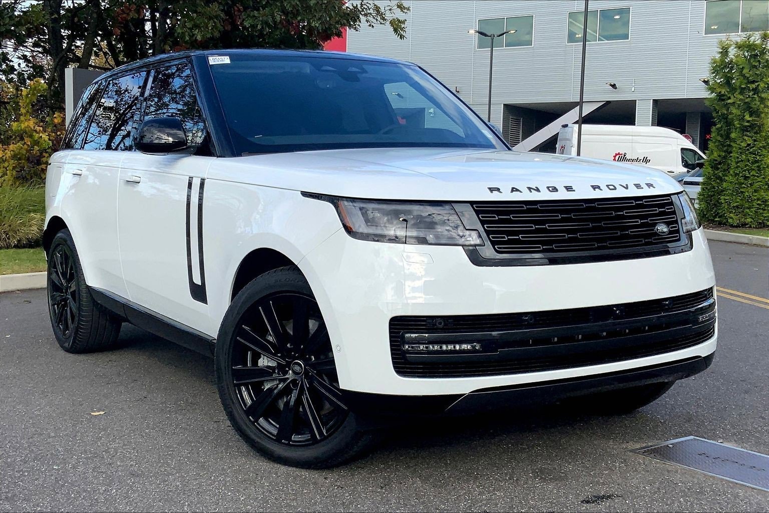 New 2025 Land Rover Range Rover SE image 2