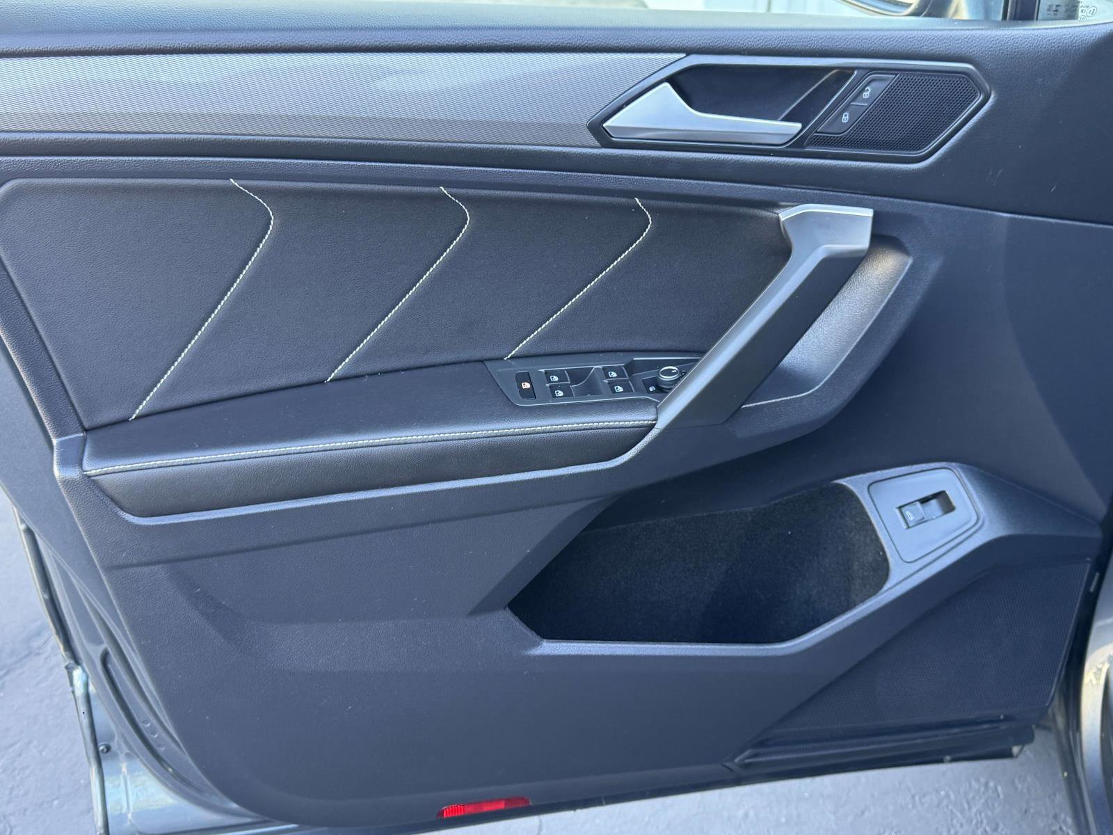 Used 2024 Volkswagen Tiguan SE w/ Panoramic Sunroof Package image 22