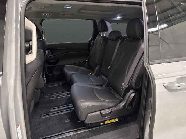 Used 2025 Kia Carnival SX w/ SX Dark Edition Package image 29