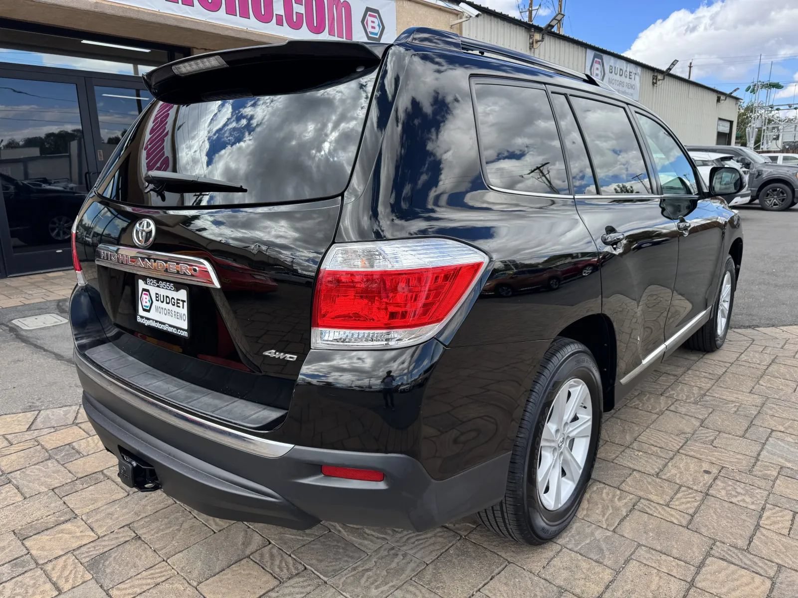 Used 2012 Toyota Highlander SE w/ Tow Pkg AWD/4WD image 2