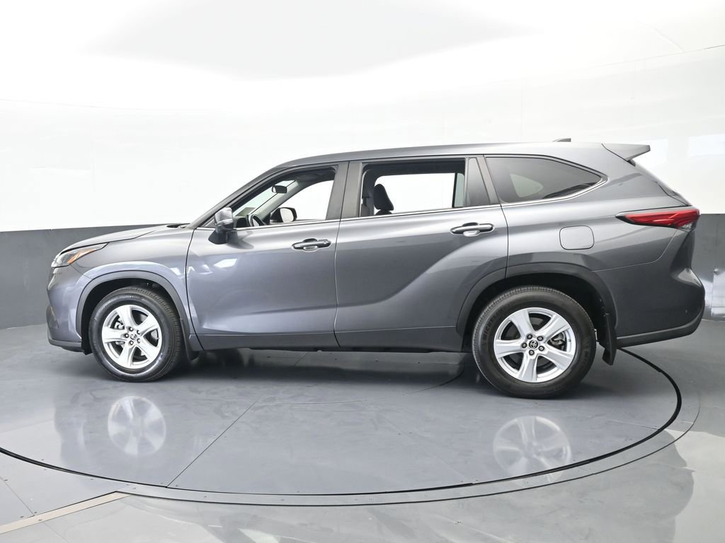 Used 2023 Toyota Highlander LE image 3