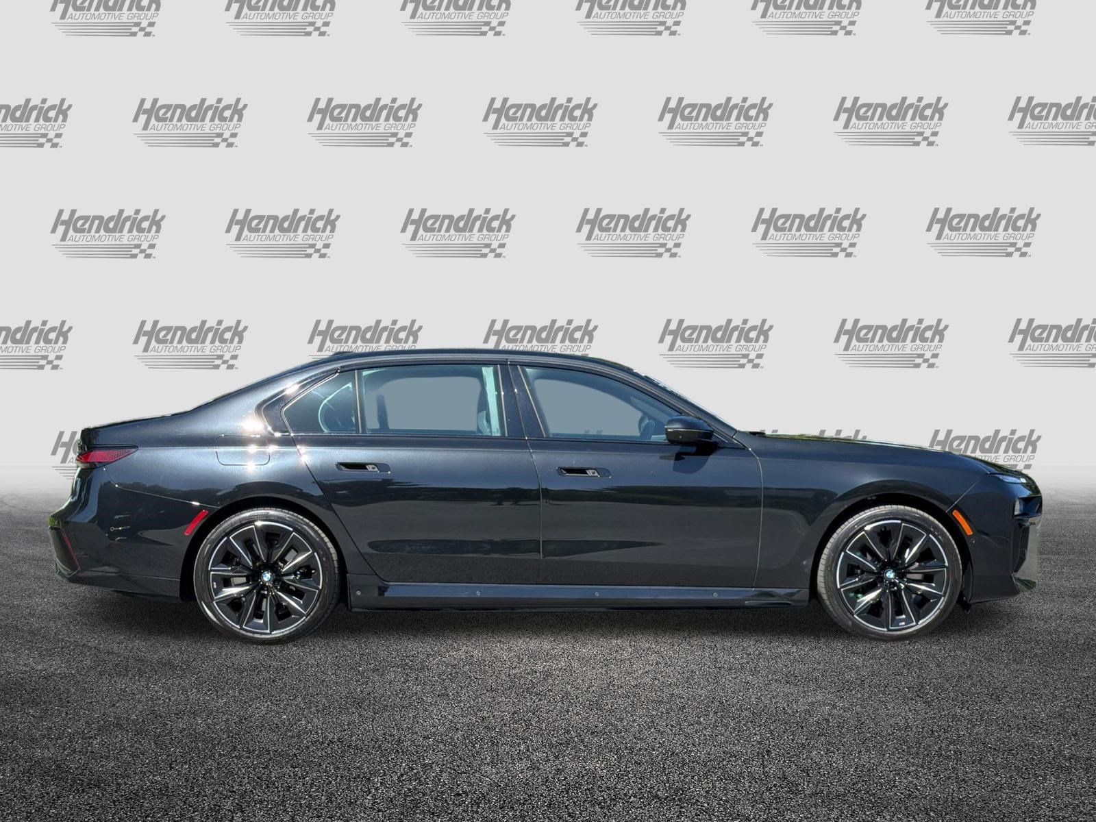 Used 2023 BMW i7 xDrive60 w/ Executive Package 2 AWD/4WD image 3