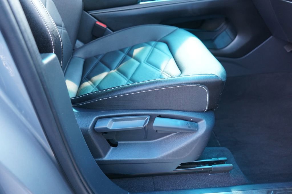 Used 2025 Volkswagen Atlas SE image 19