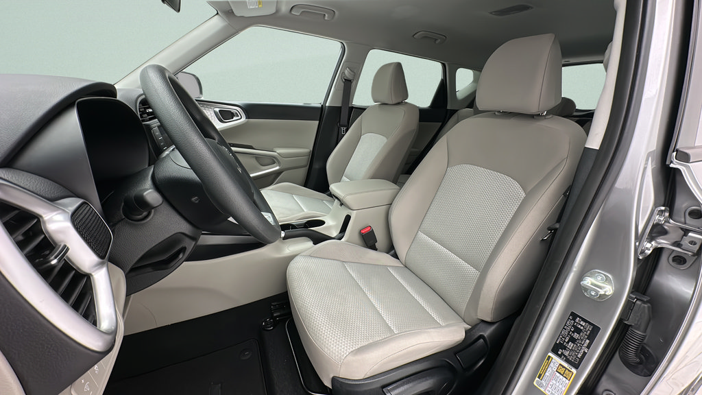 Used 2025 Kia Soul LX w/ LX Technology Package FWD image 13
