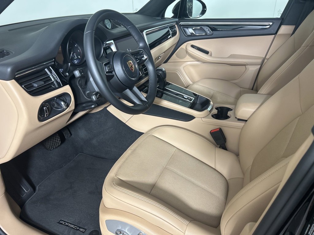 Certified 2025 Porsche Macan image 9