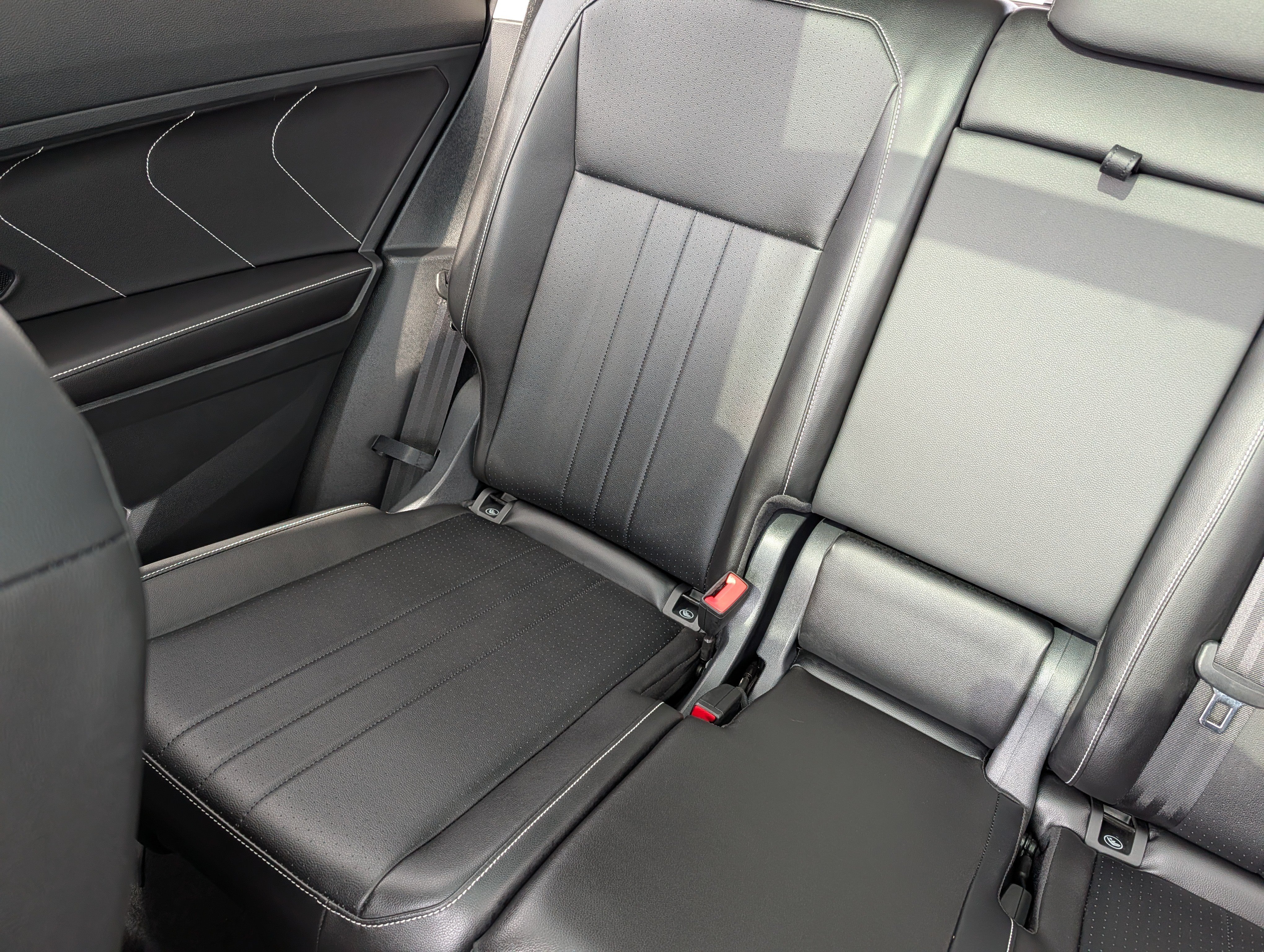 Used 2024 Volkswagen Tiguan SE w/ Panoramic Sunroof Package AWD/4WD image 12