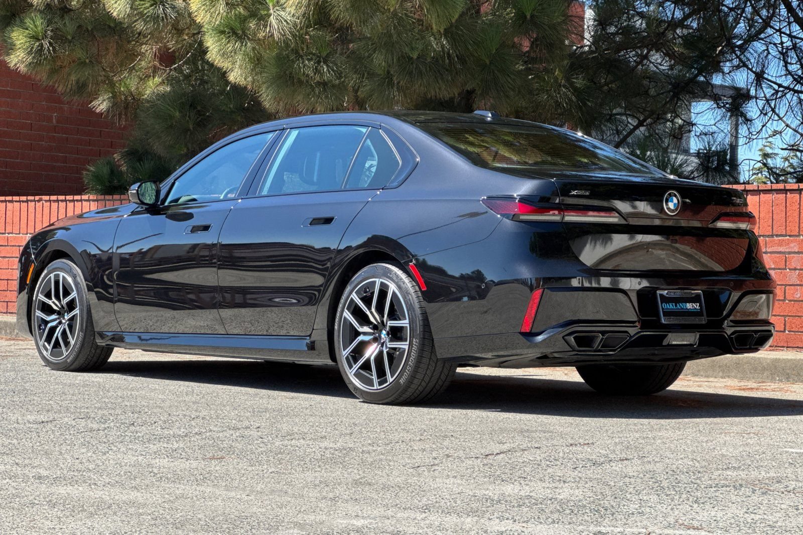 Used 2023 BMW 760i xDrive w/ Luxury Rear Seating Package AWD/4WD image 6