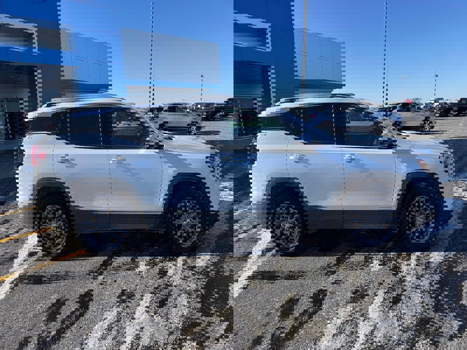 Used 2024 GMC Terrain SLT w/ Infotainment Package II image 2