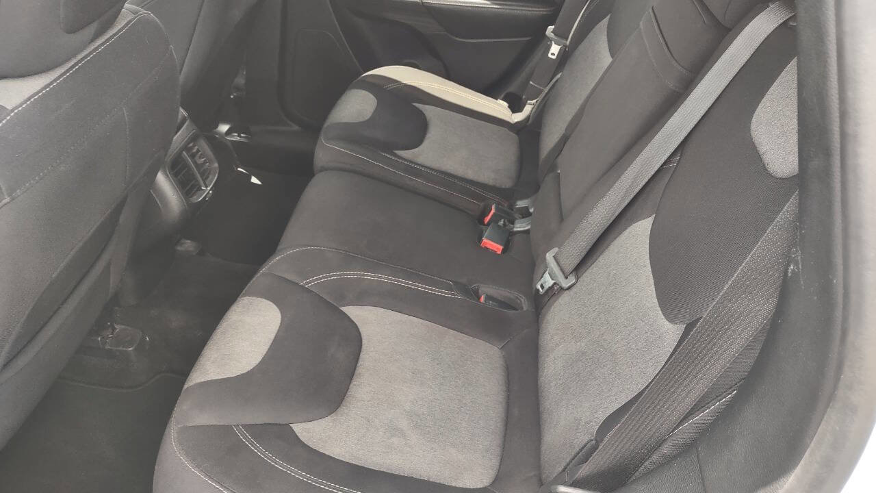 Used 2017 Jeep Cherokee Sport image 31