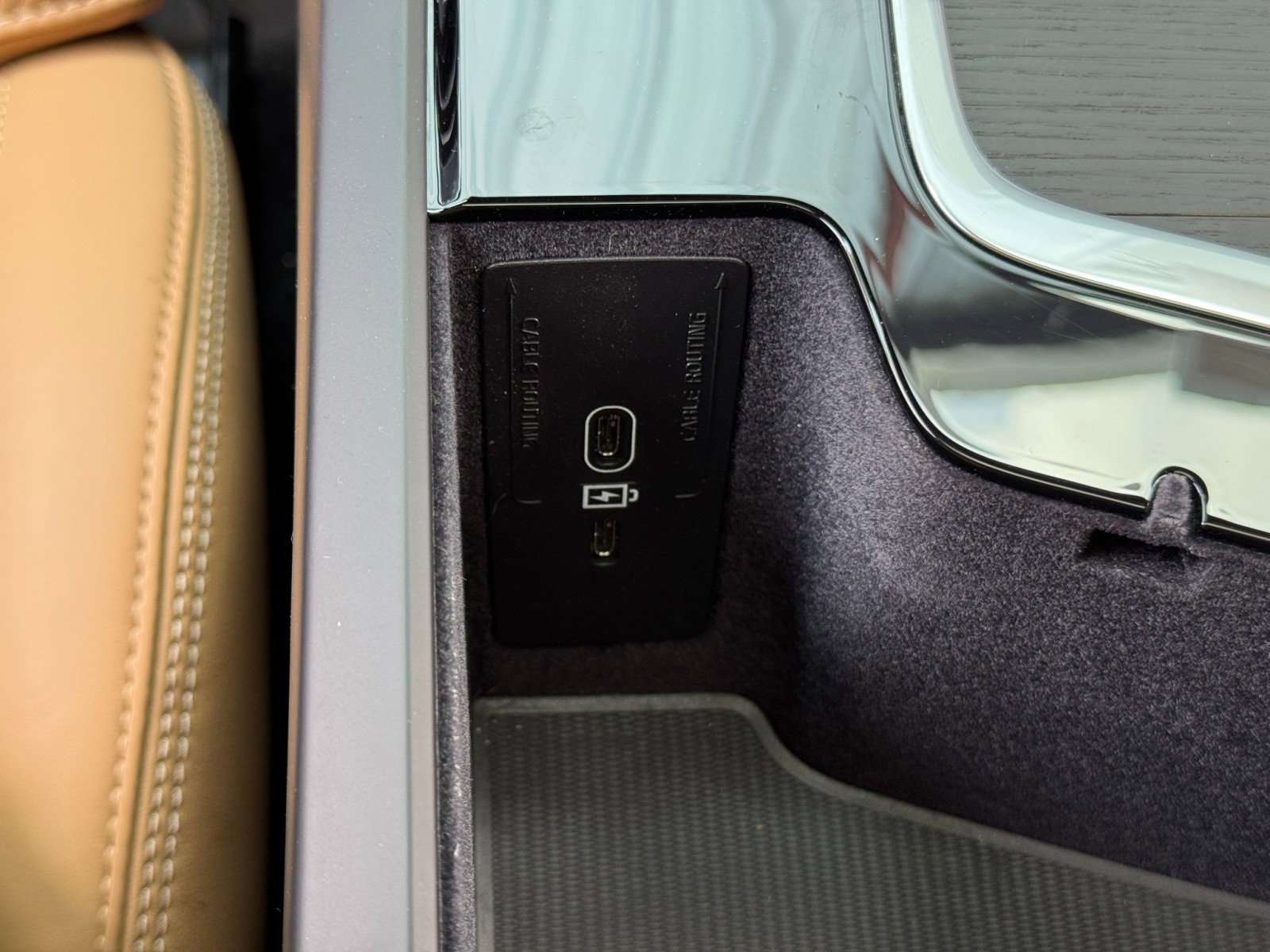 Used 2024 Volvo XC90 T8 Ultimate w/ Lounge Package image 30