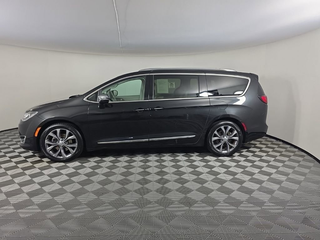 Used 2017 Chrysler Pacifica Limited image 2
