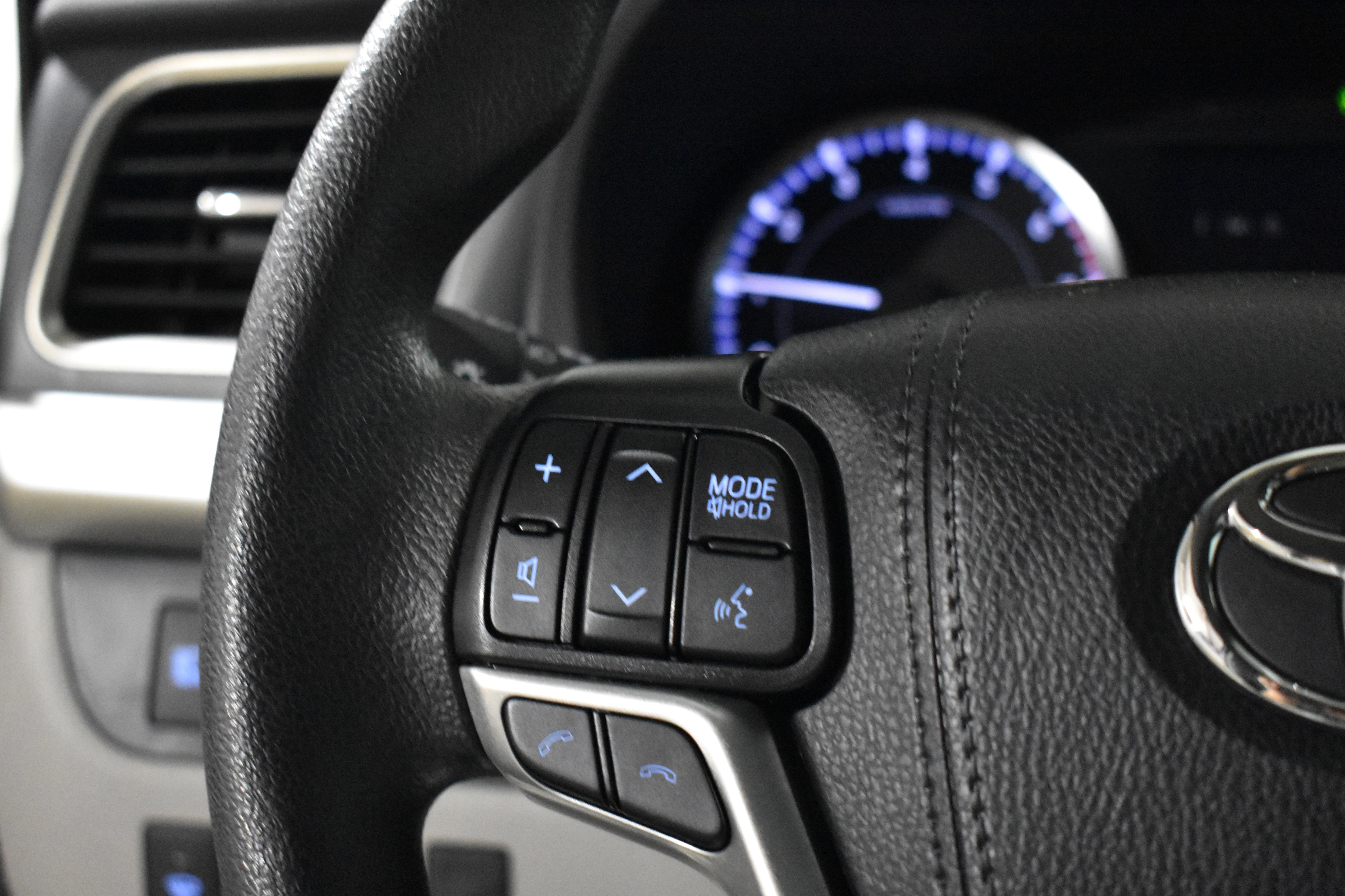 Used 2019 Toyota Highlander LE image 18