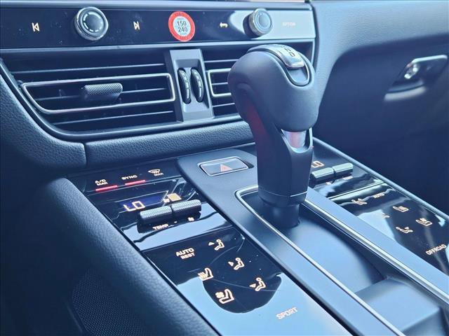 Used 2025 Porsche Macan AWD/4WD image 9