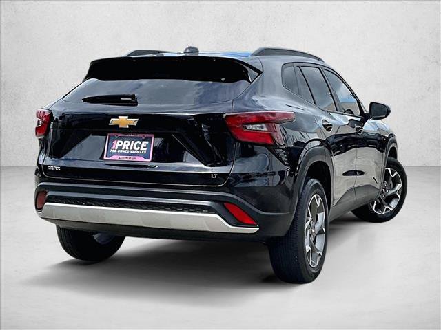 Used 2025 Chevrolet Trax LT FWD image 2