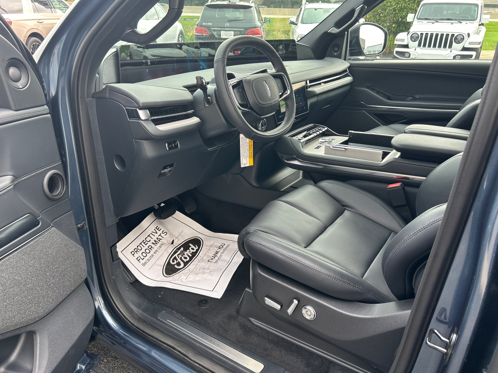 New 2027 Lincoln Navigator Reserve w/ Jet Appearance Package AWD/4WD image 27