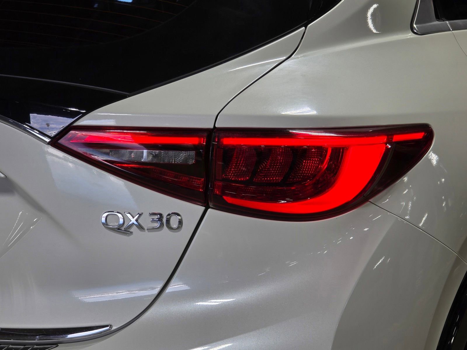 Used 2017 INFINITI QX30 Premium w/ Navigation Package FWD image 12