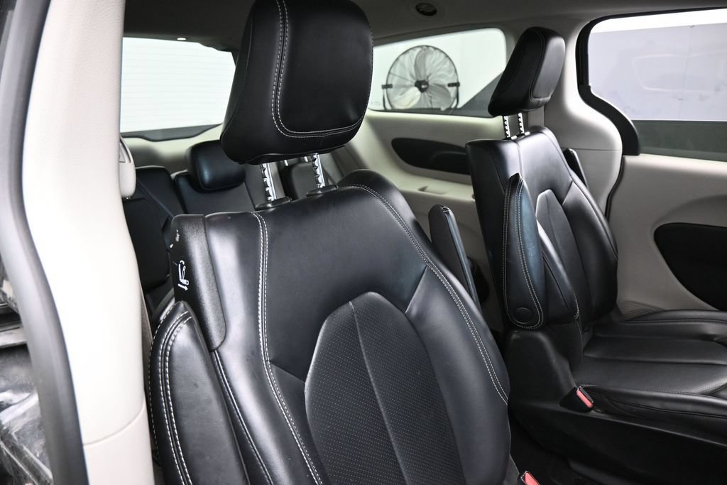 Used 2023 Chrysler Pacifica Touring-L FWD image 38