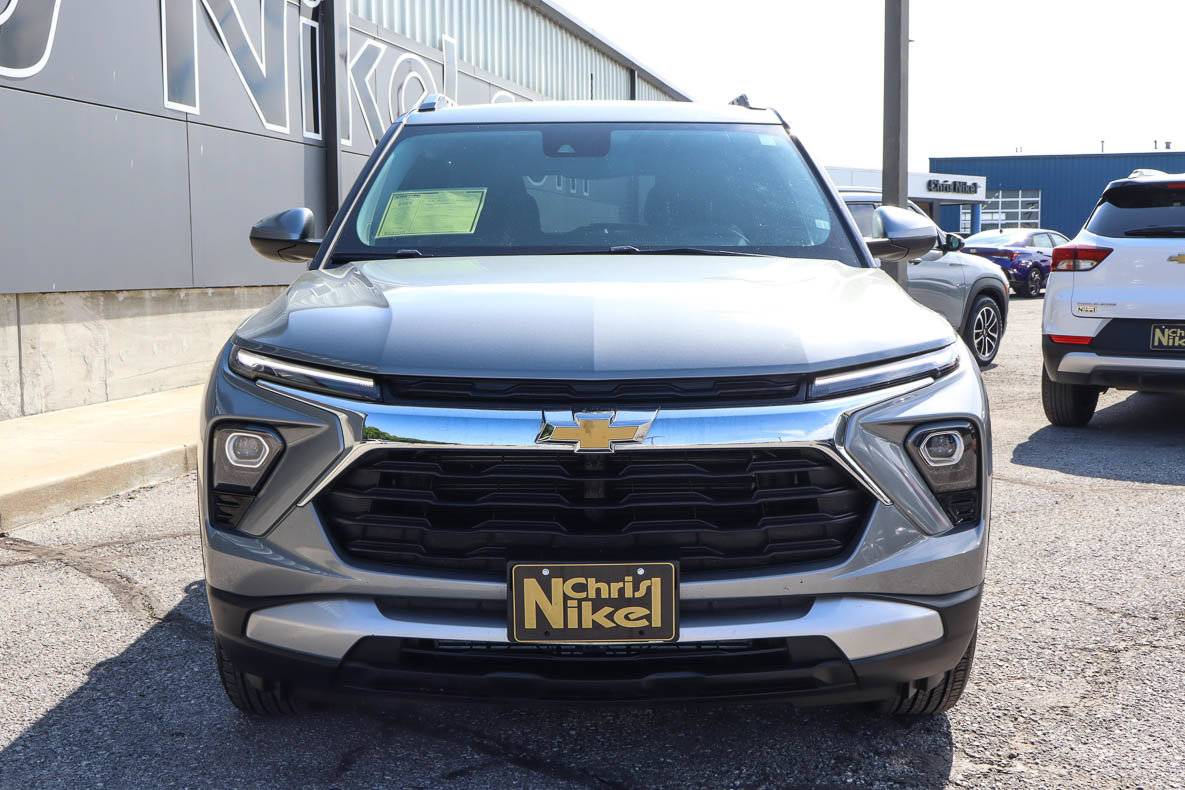Used 2025 Chevrolet TrailBlazer LT AWD/4WD image 2