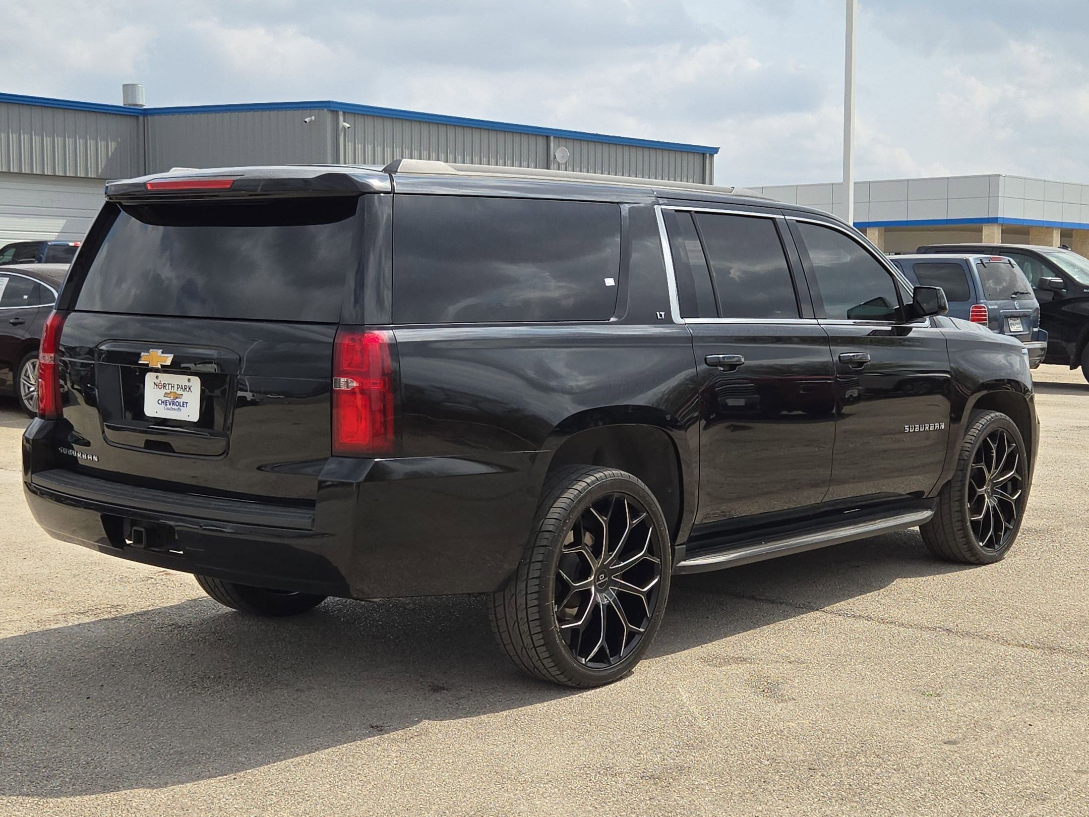 Used 2019 Chevrolet Suburban LT image 3