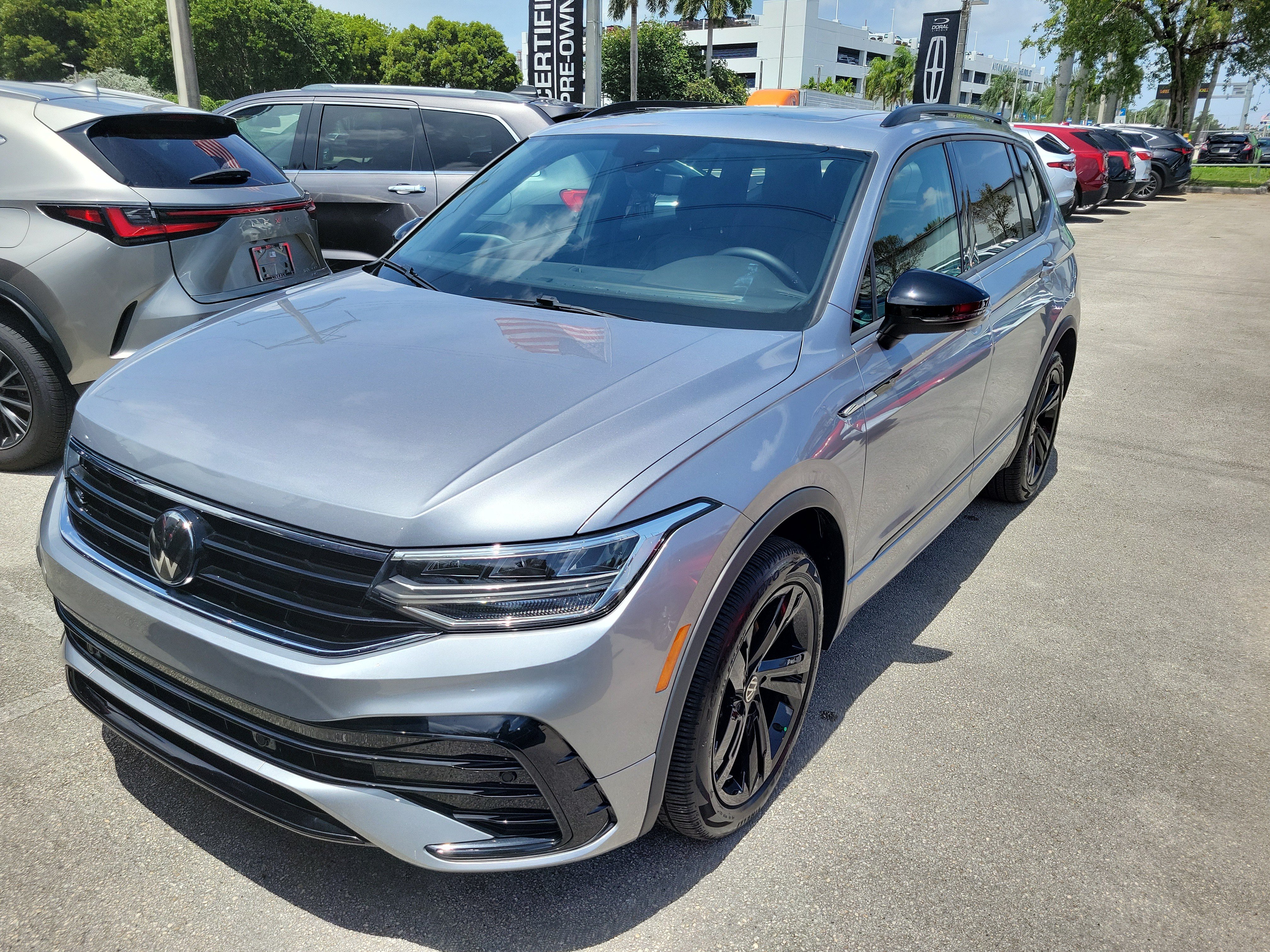 Used 2024 Volkswagen Tiguan SE R-Line AWD/4WD image 2