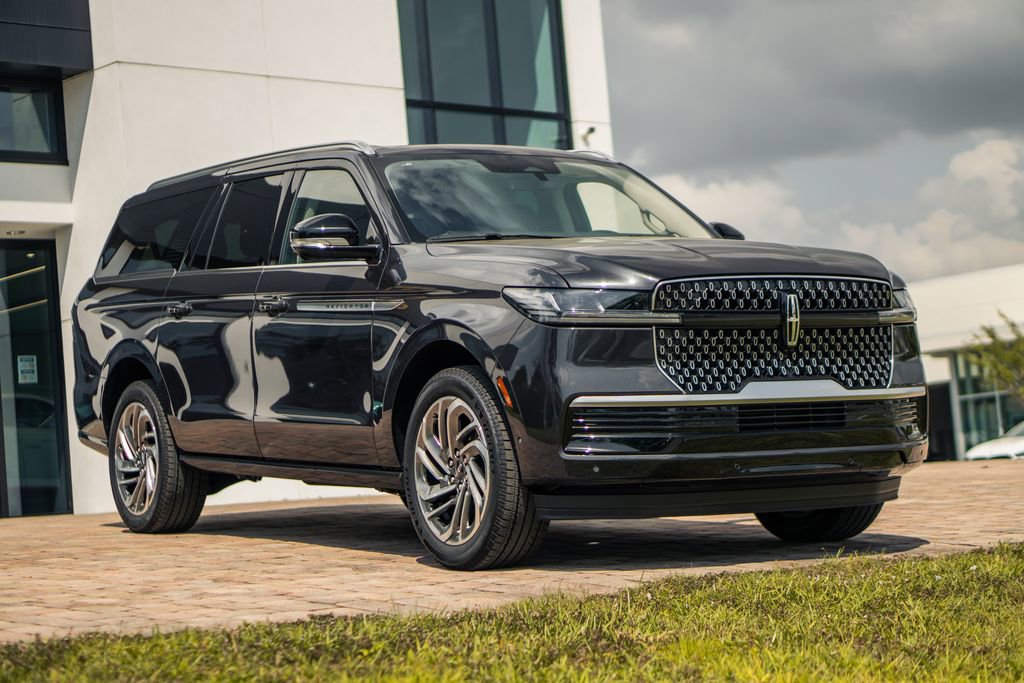 Used 2025 Lincoln Navigator L Reserve image 7