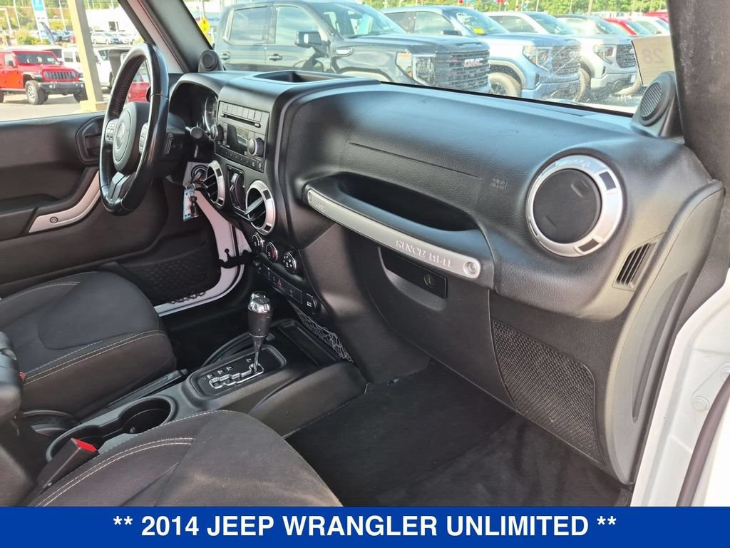 Used 2014 Jeep Wrangler Unlimited Sahara w/ Connectivity Group AWD/4WD image 26