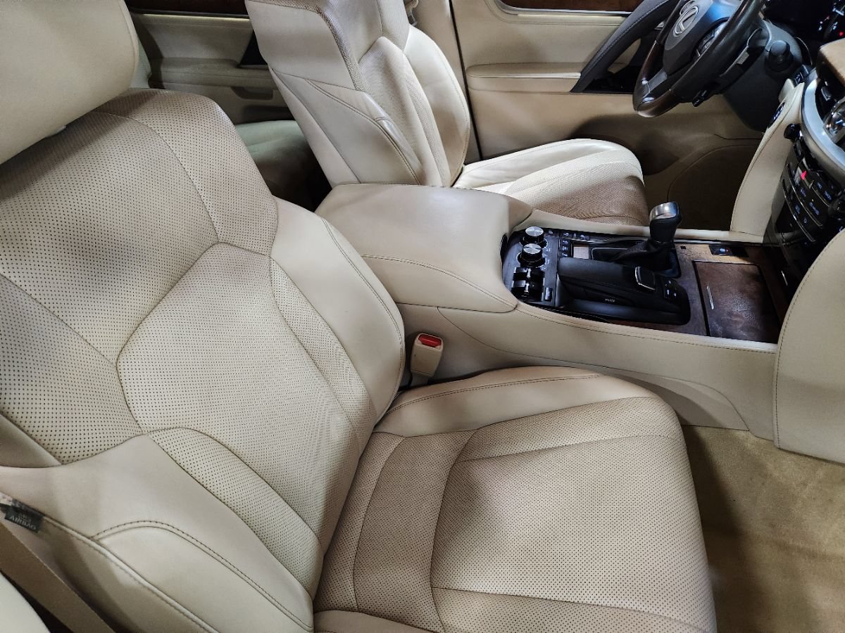 Used 2021 Lexus LX 570 4WD w/ Luxury Package image 31