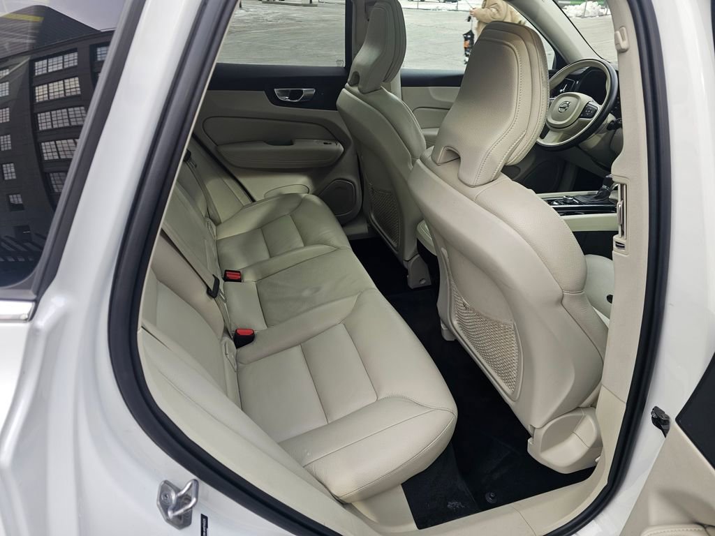 Used 2021 Volvo XC60 T5 Momentum image 9