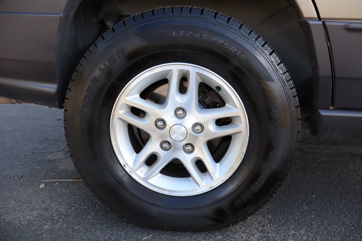 Used 2004 Jeep Grand Cherokee Laredo w/ Convenience Group AWD/4WD image 42