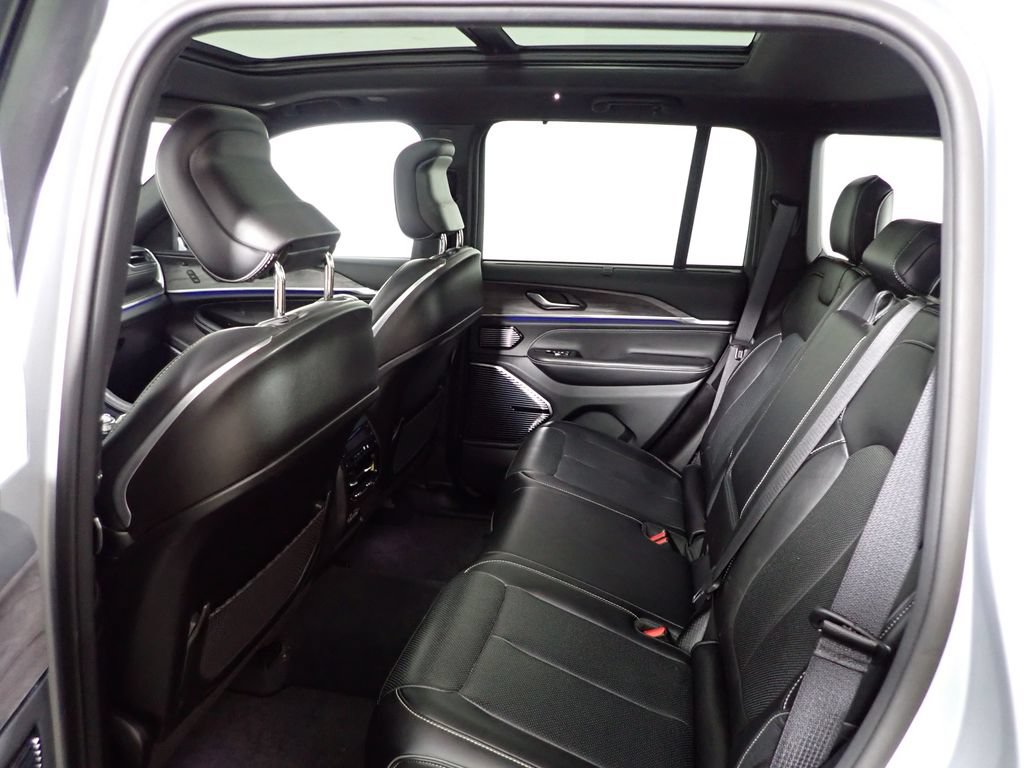 Used 2022 Jeep Grand Cherokee Overland w/ Luxury Tech Group IV AWD/4WD image 38
