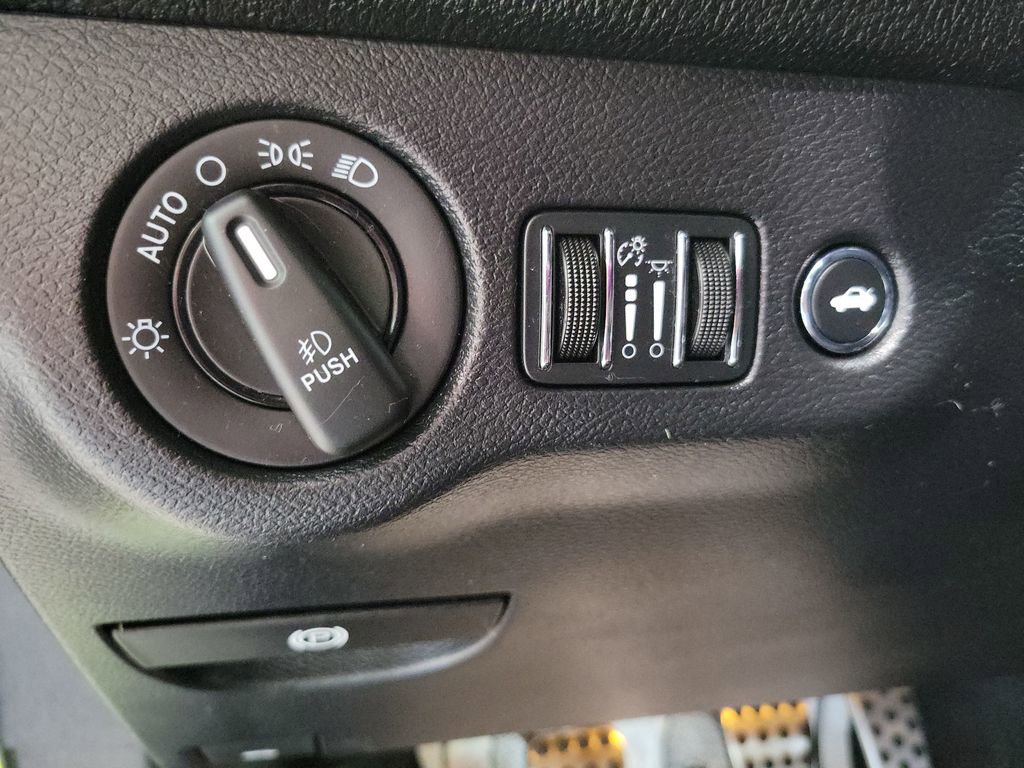 Used 2015 Dodge Challenger R/T Scat Pack w/ Leather Interior Group RWD image 30