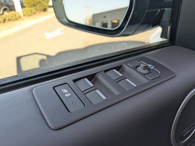 Used 2025 Land Rover Discovery Metropolitan Edition AWD/4WD image 18