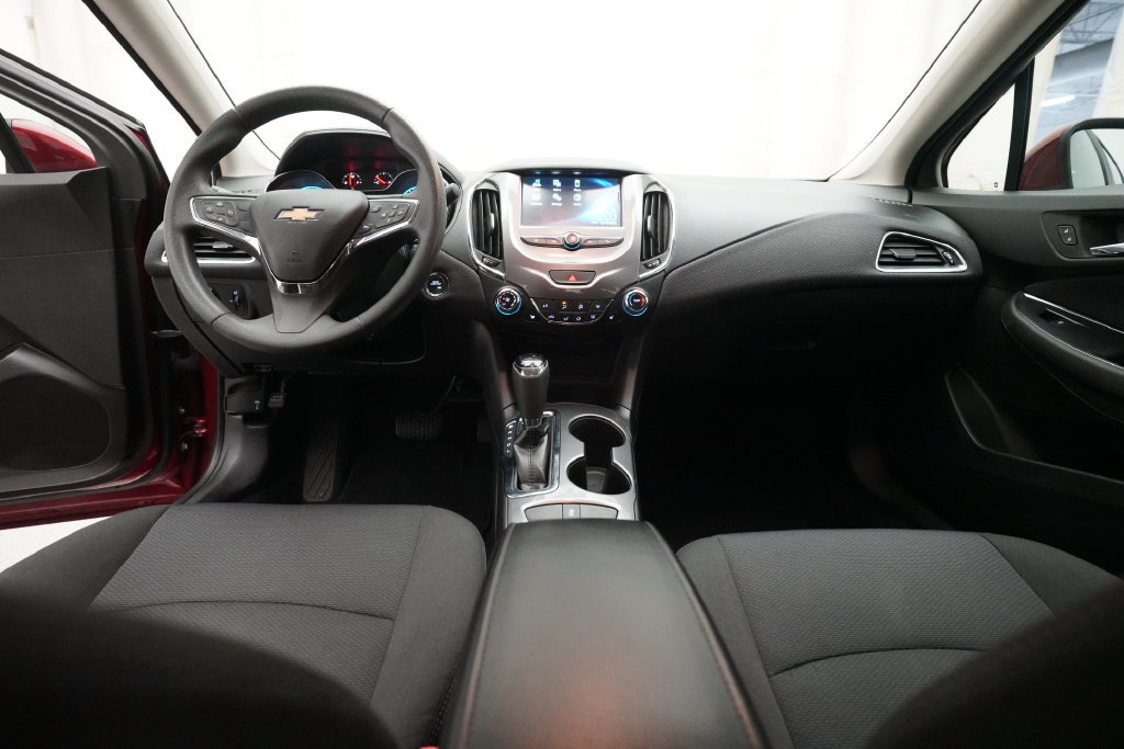 Used 2018 Chevrolet Cruze LT w/ Convenience Package FWD image 5