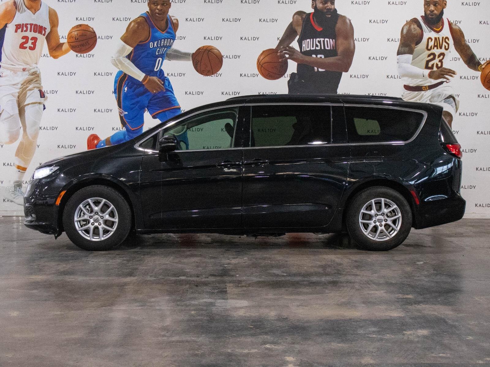 Used 2022 Chrysler Pacifica Touring-L image 16
