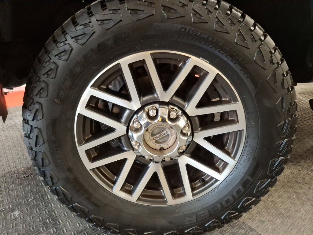 Used 2017 Ford F250 Lariat w/ Lariat Value Package image 3