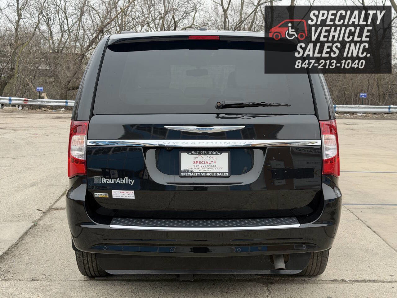 Used 2016 Chrysler Town & Country Touring FWD image 13