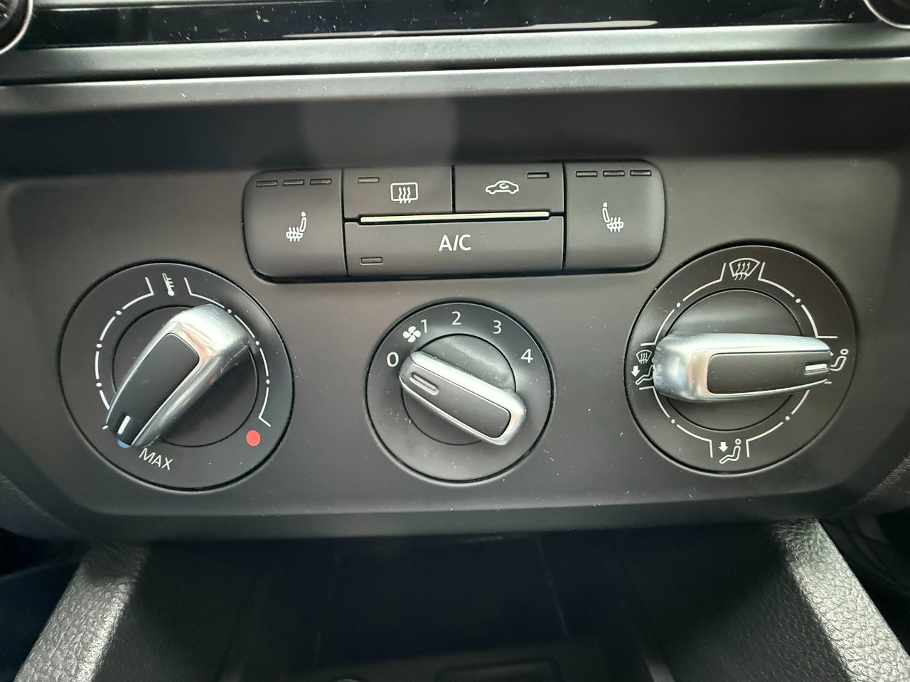Used 2018 Volkswagen Jetta SE FWD image 22