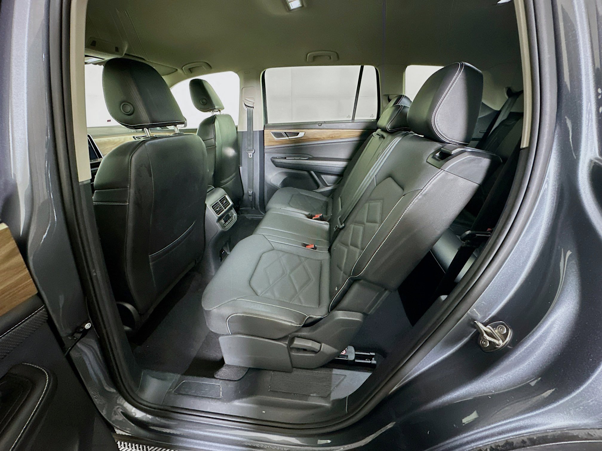 Used 2025 Volkswagen Atlas SE image 29