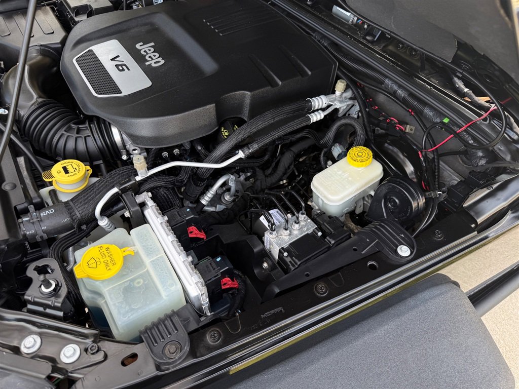 Used 2015 Jeep Wrangler Unlimited Rubicon w/ Dual Top Group image 70