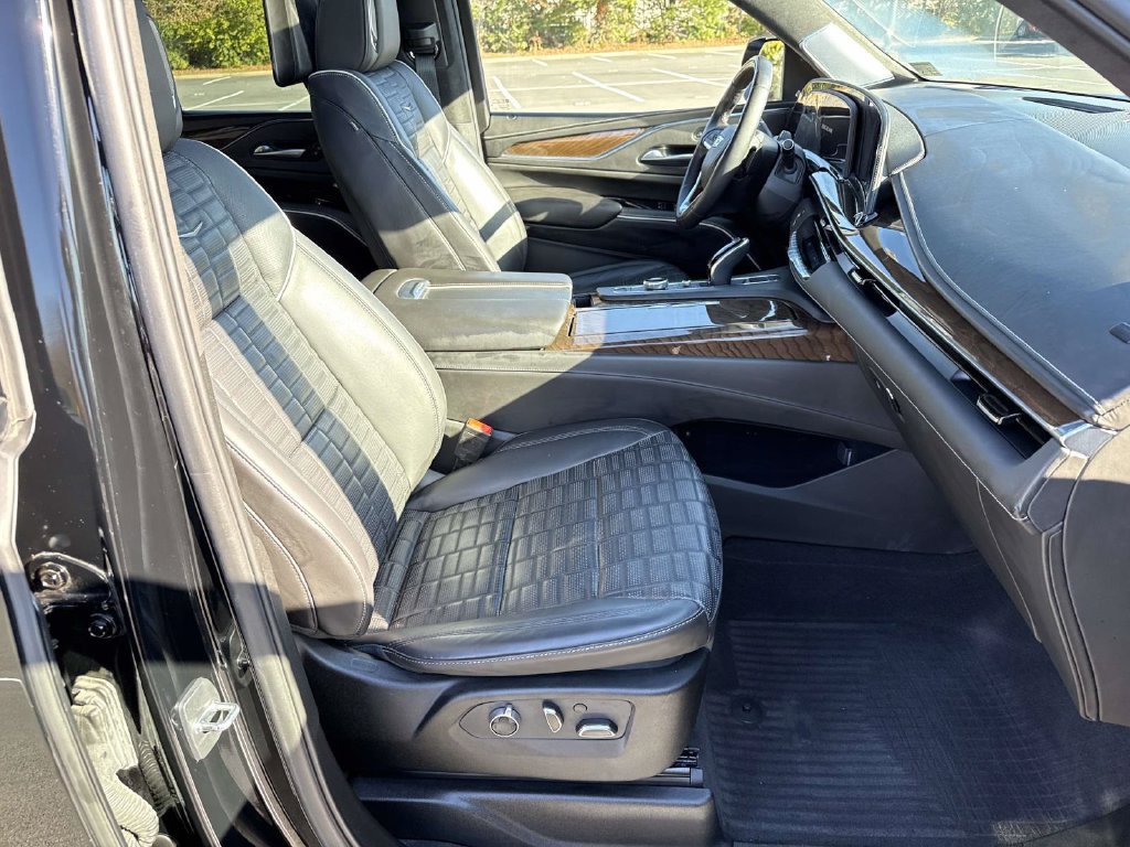 Used 2023 Cadillac Escalade Sport Platinum w/ LPO, ONYX Package AWD/4WD image 7
