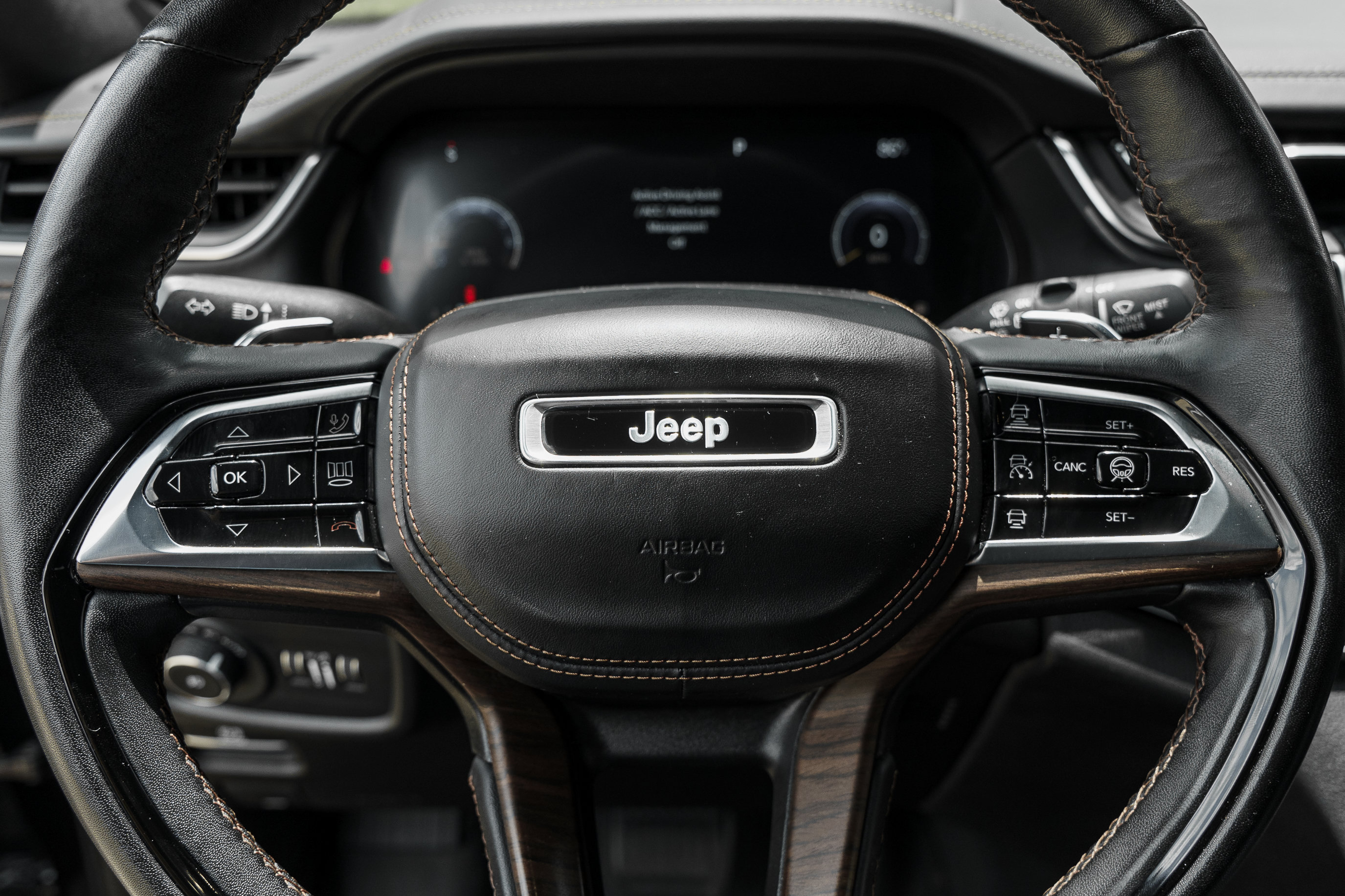 Used 2022 Jeep Grand Cherokee Summit AWD/4WD image 17