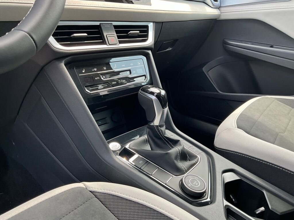 New 2025 Volkswagen Taos SE image 18