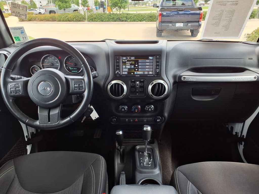 Used 2016 Jeep Wrangler Unlimited Sahara w/ Connectivity Group AWD/4WD image 19