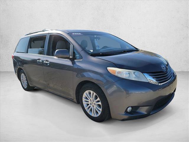 Used 2015 Toyota Sienna XLE image 3