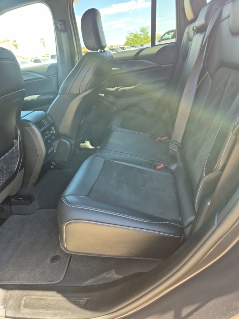 Used 2025 Jeep Grand Cherokee Altitude image 25