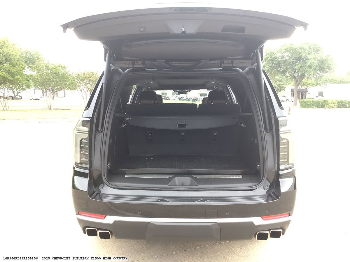Used 2025 Chevrolet Suburban High Country AWD/4WD image 16